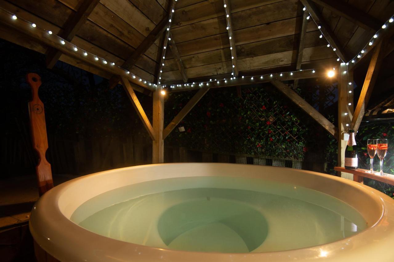 East Cottage * Wood Burning Hot Tub * Garden เซนต์แอนดรูว์ ภายนอก รูปภาพ